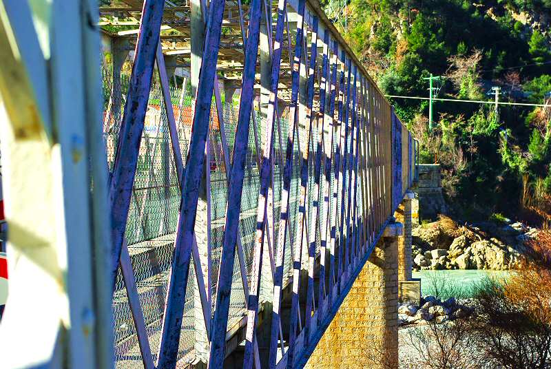 Détail de la cage métallique du pont du Gabre - 