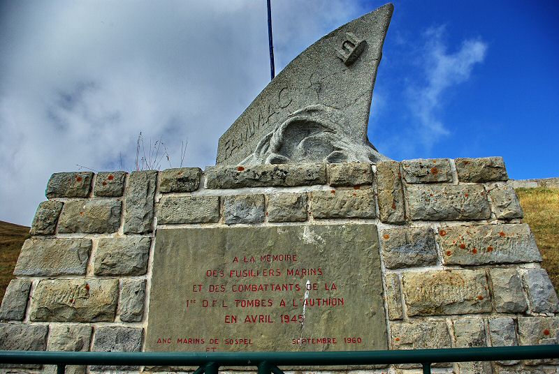 Monument à la mémoire des combattants tombés en 1945 - Memory to soldiers killed there in 1945
