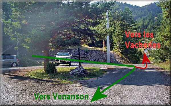 A droite vers Venanson ou à gauche vers les Vacheries - Right direct to Venanson village or left to see the ranch
